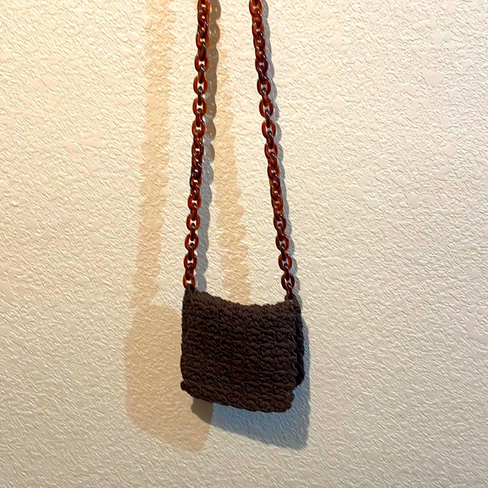 Chocolate brown knit tortoise chain link handbag. Adorable.